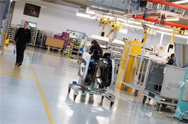 勞斯萊斯工廠內部揭秘,連工廠都這么奢華