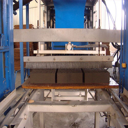 選擇重慶小型免燒磚機，永昌建材助您高效生產(chǎn)水泥磚